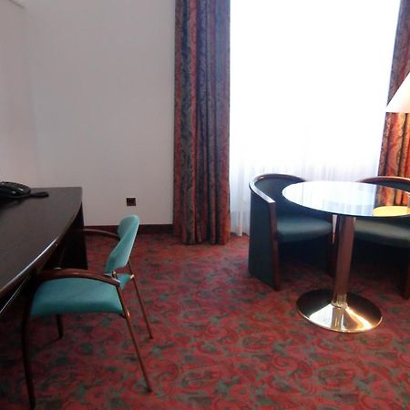 Hotel Schloss Schwarzenfeld ภายนอก รูปภาพ