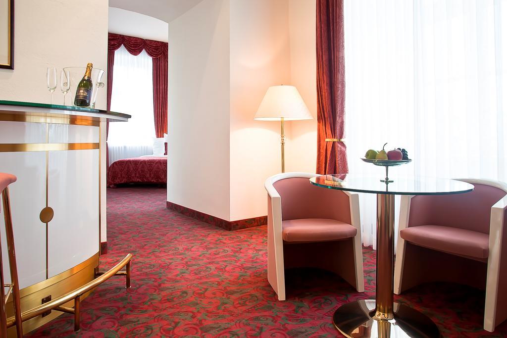 Hotel Schloss Schwarzenfeld ภายนอก รูปภาพ